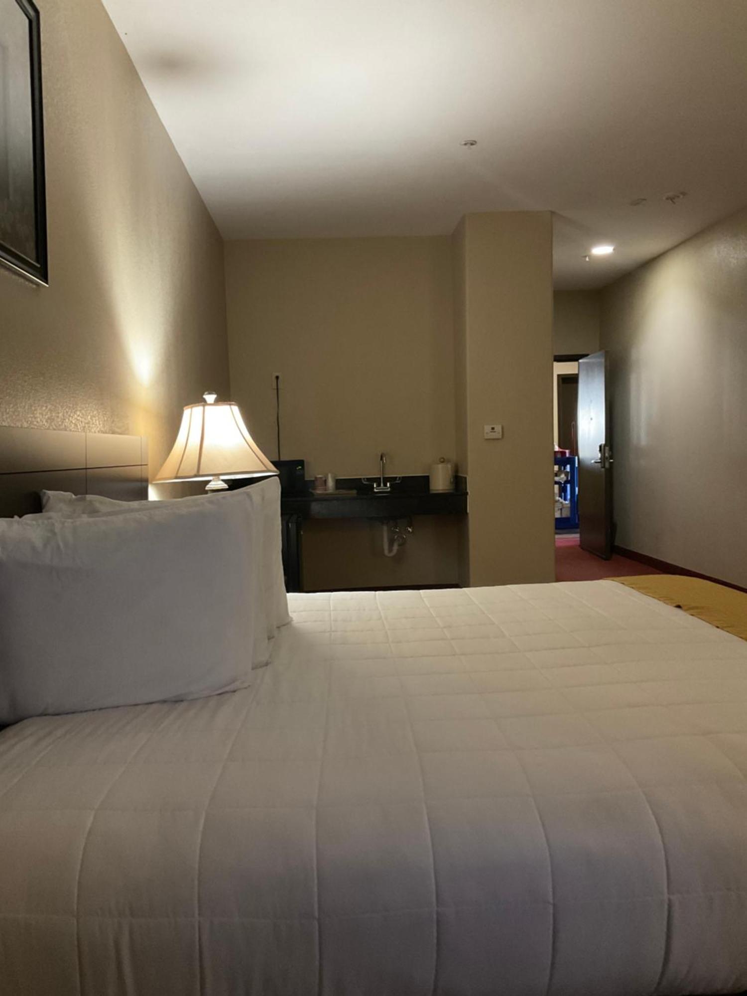 Yorktown Inn And Suites Экстерьер фото